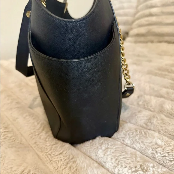 Michael Kors Black Shoulder Bag with Gold Chain - Picture 2 of 6